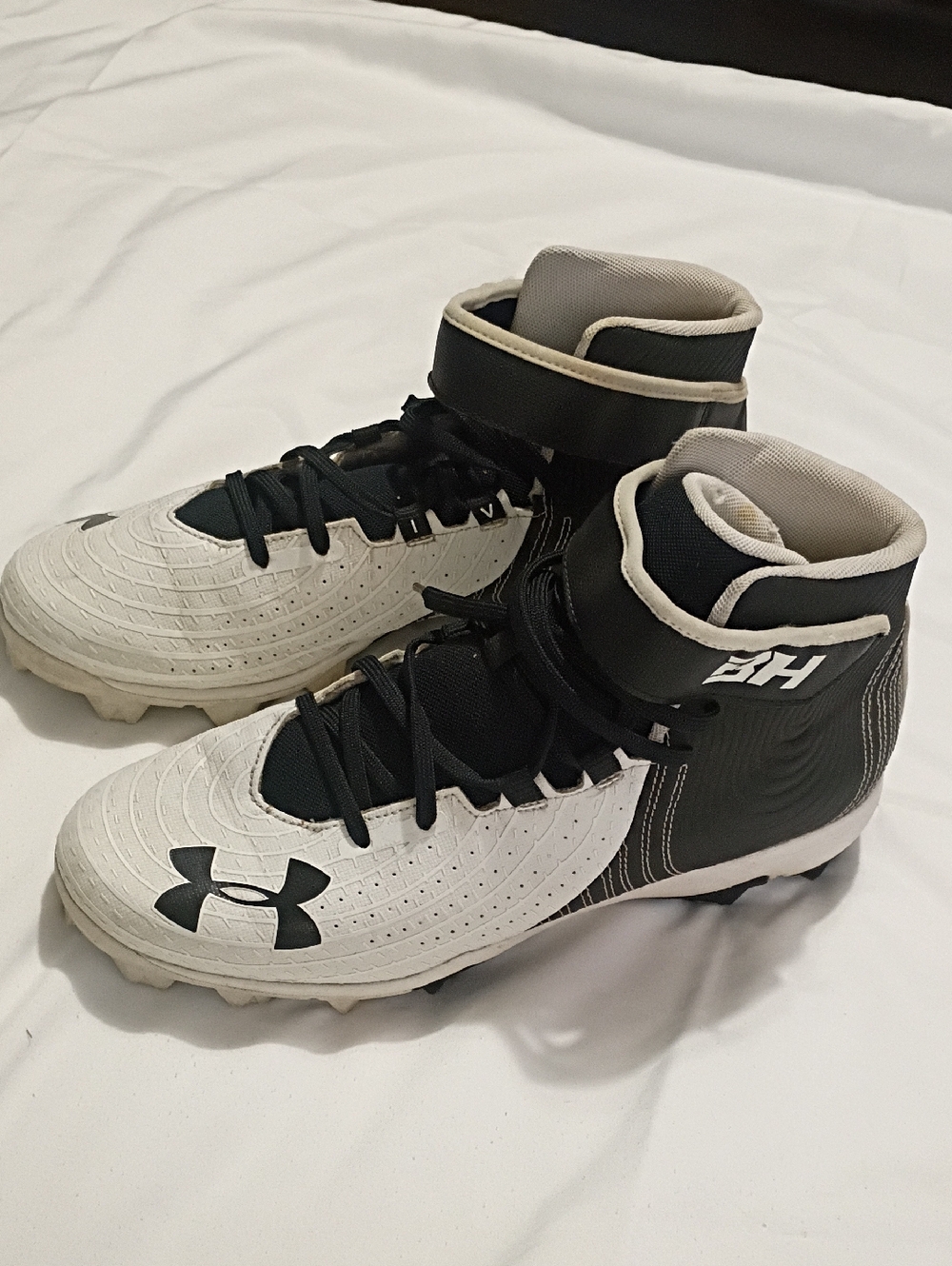 Under Armour Kids White and Black High-Top Cleats with Ankle Strap